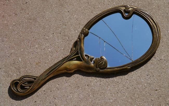 Что делать и к чему разбивается зеркало - приметы и ритуалы