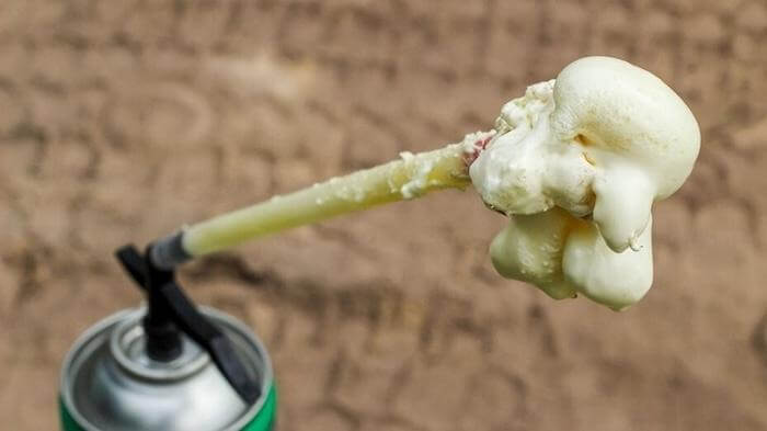 Как эффективно и безопасно очистить монтажную пену, если она прилипла «намертво»