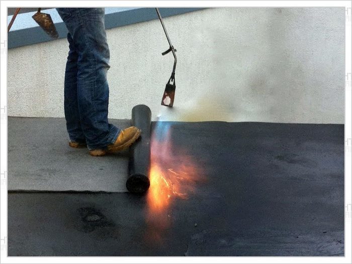 Зная, как покрыть крышу бикростом, не следует отказываться от помощи, поэтому не повредят рекомендации профессиональных кровельщиков как укладывать бикрост