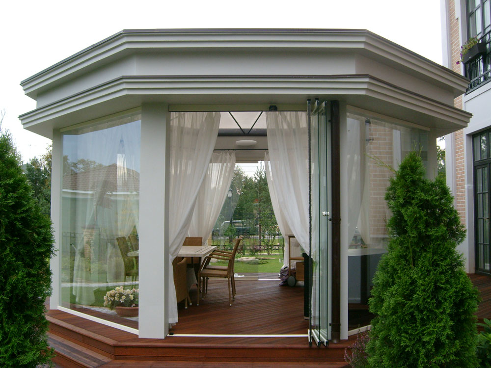 Летняя терраса с безрамным остелкением на даче остекление зимних садов и террас