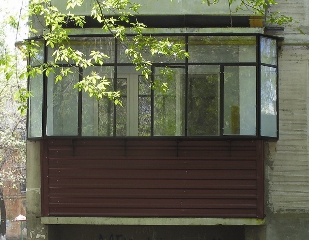 Стальное остекление балкона нестандартное остекление