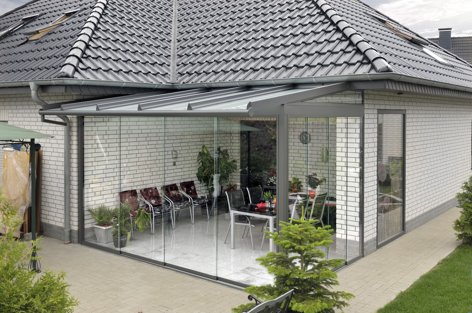 Терраса возле дома с безрамным остеклением остекление террасы раздвижными конструкциями