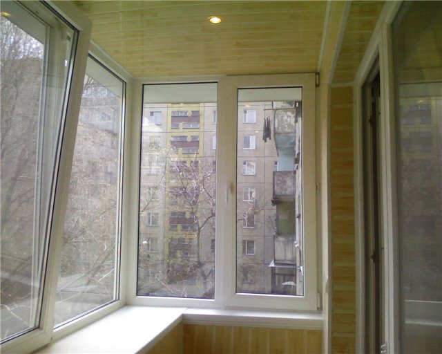 Утепление балкона с помощью окон из профиля ПВХ с двухкамерным стеклопакетом. остекление и утепление лоджий